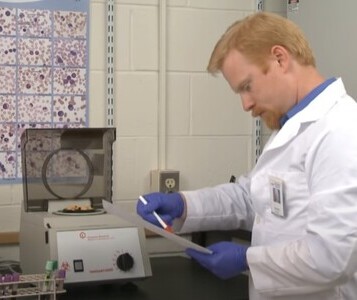 Клиника лечения наркозависимости в Асино Врач в кабинете клиники